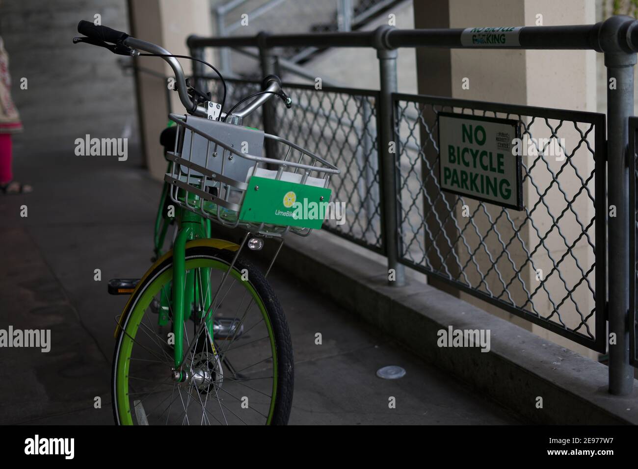 Seattle, WA-11.28.18: Un noleggio Lime Green Bike parcheggio ironicamente accanto a un cartello con la scritta 'No Bicycle Parking'. Foto Stock
