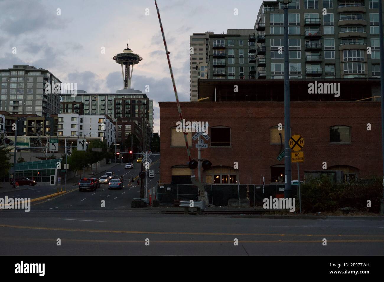 Seattle, WA-11.28.2018: Lo Space Needle di Seattle si innalza dietro i numerosi edifici di appartamenti. Alla vostra destra, vediamo dietro la vecchia fabbrica di Spaghetti. Foto Stock