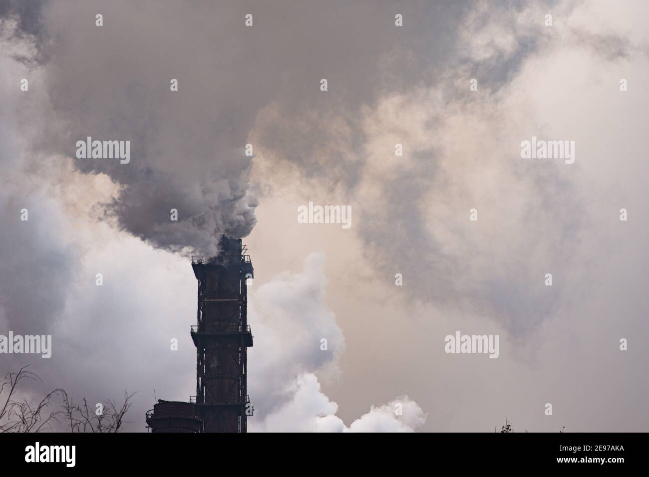 Emissione di fumo. Un ambiente sporco, cattiva ecologia. Foto Stock