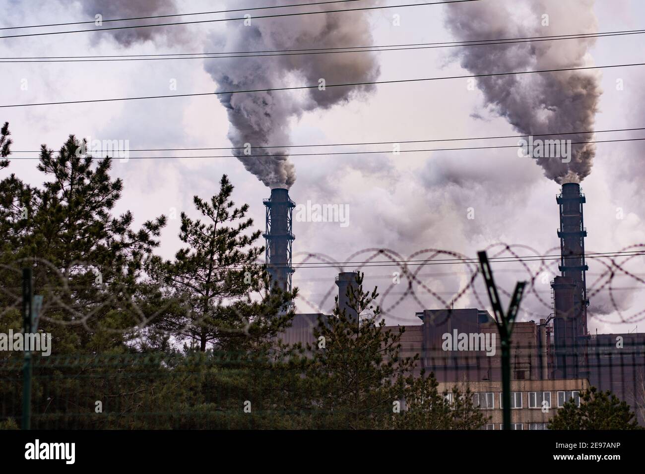 acciaio recintato pianta. i tubi fumano spesso e fumo nocivo. Foto Stock