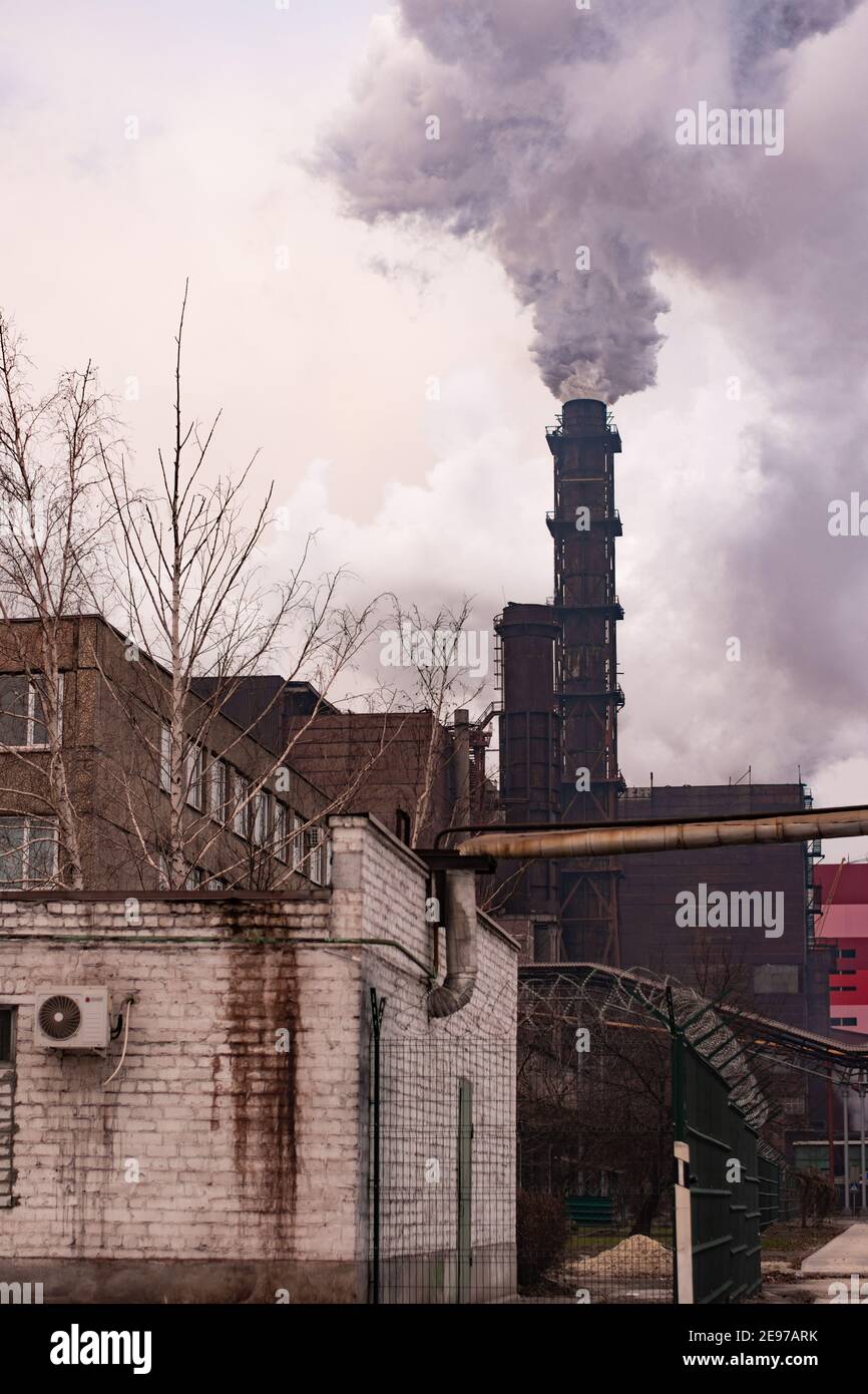 Scarsa ecologia. Estrazione e lavorazione di minerale di ferro in Ucraina. Foto Stock