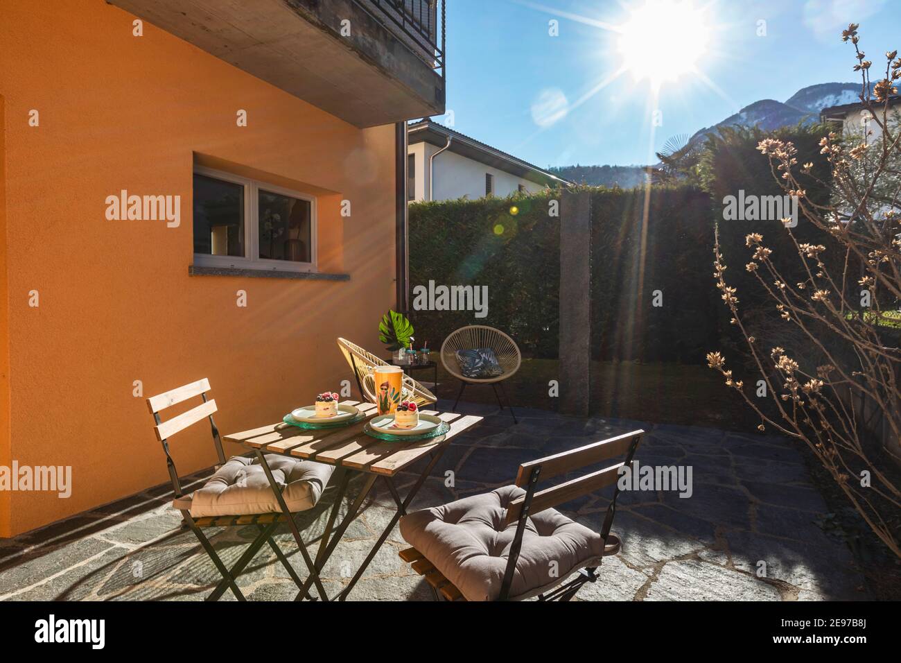 Patio caldo con sole in primavera. Tutto è pronto per una pausa intima. Nessuno dentro Foto Stock