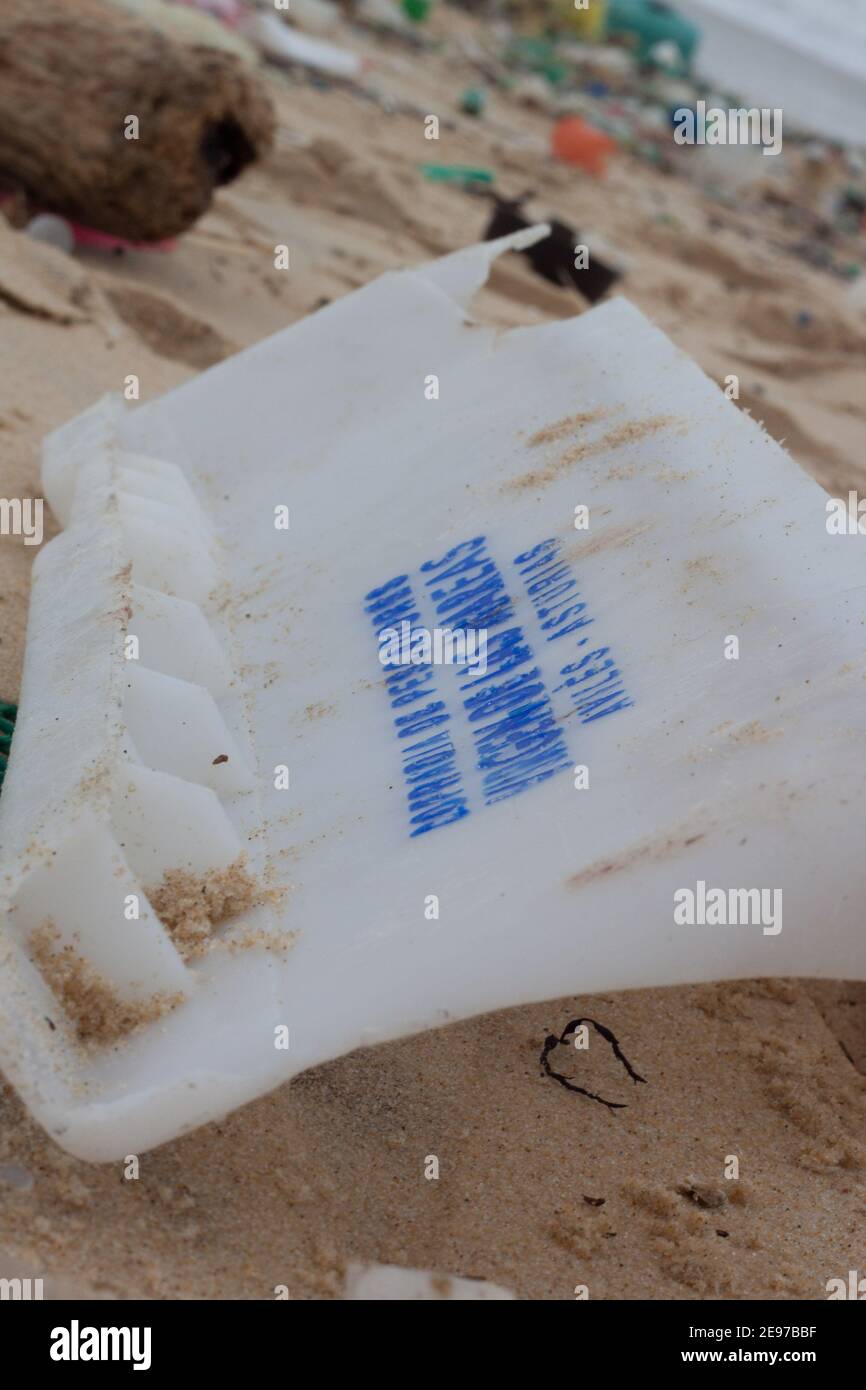 Inquinamento di plastica sulla spiaggia, un primo piano. Foto Stock