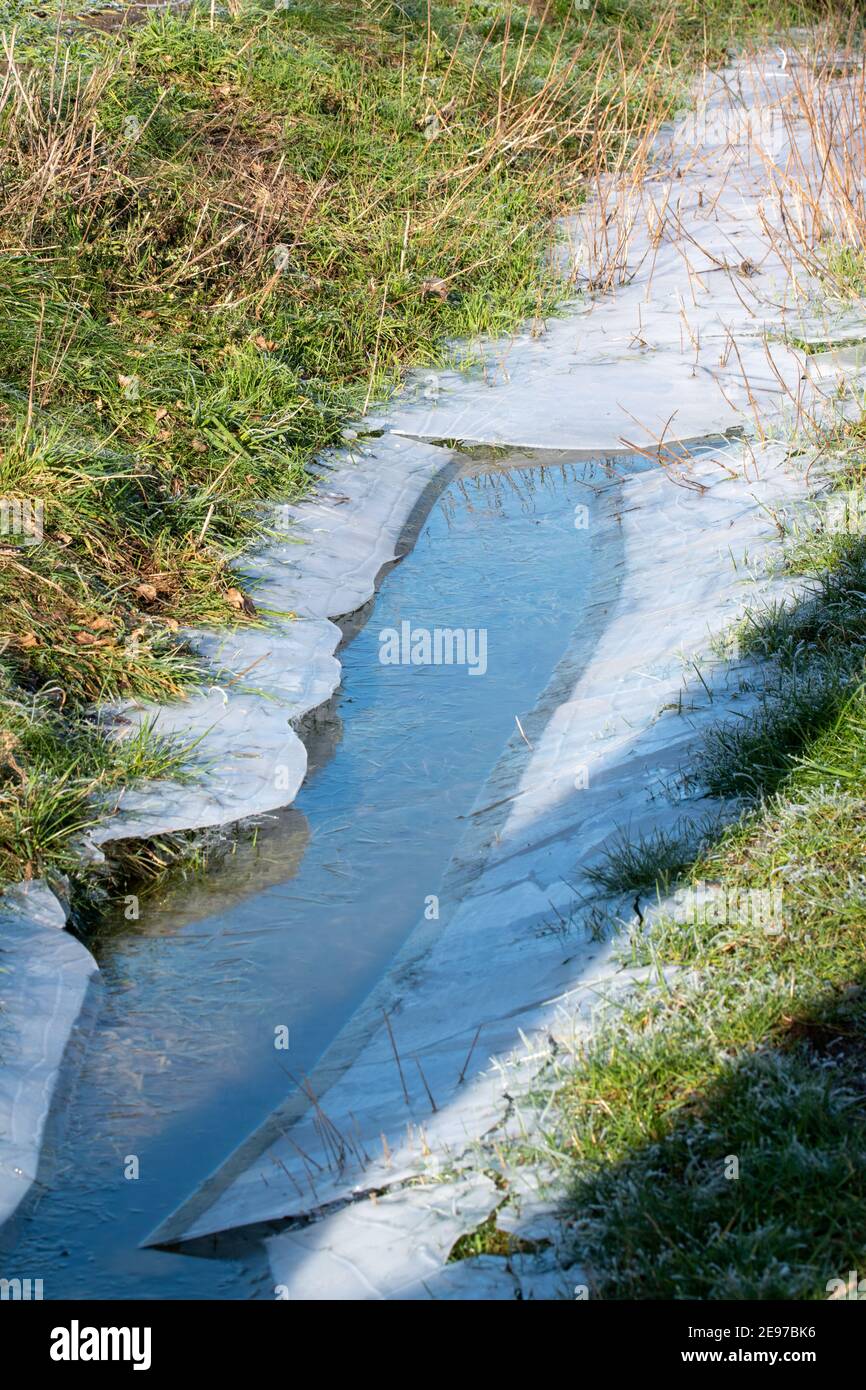 La trincea è congelata e coperta di ghiaccio. È inverno e ghiaccio grave. Foto Stock
