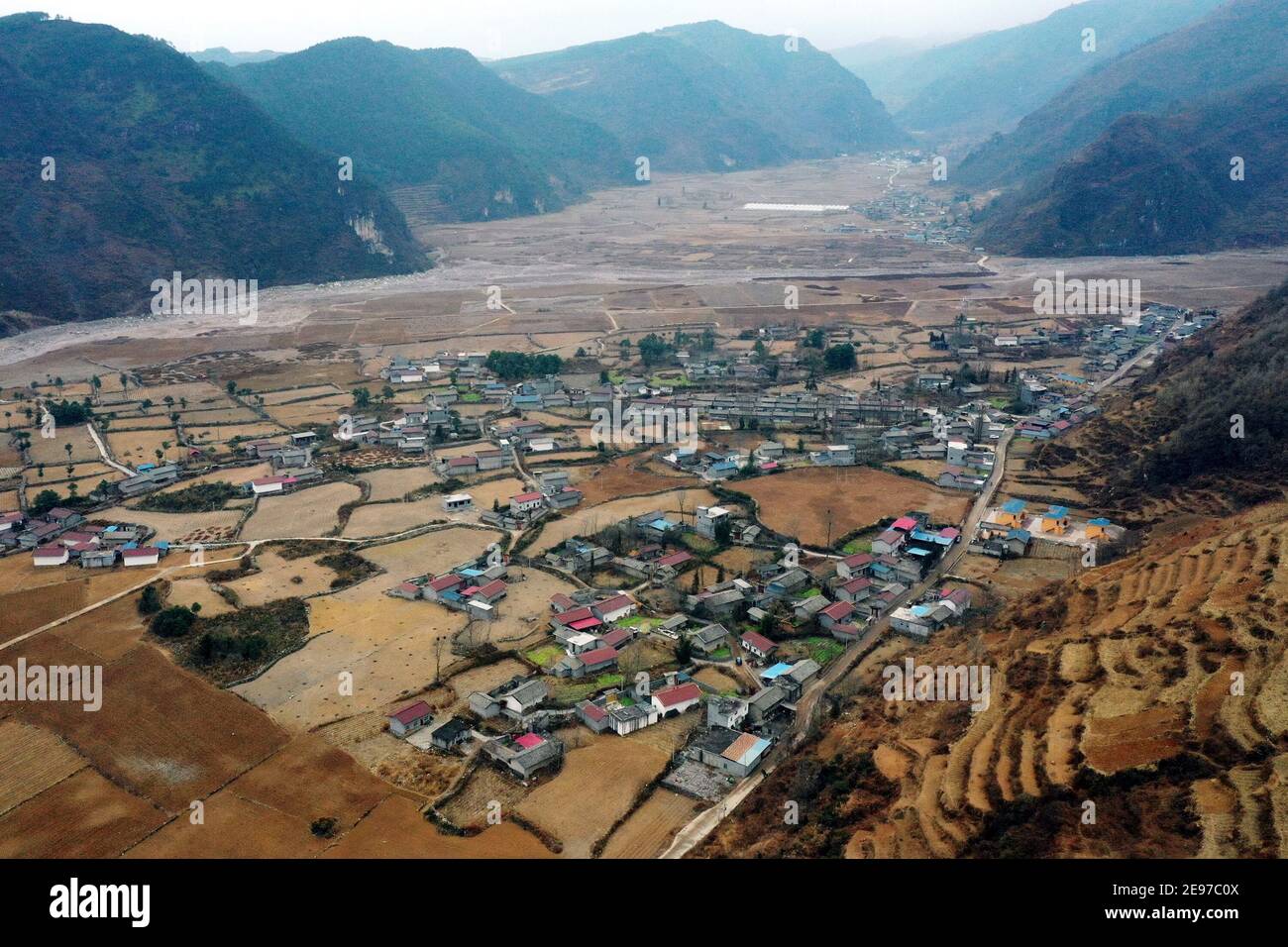 (210203) -- LIANGSHAN, 3 febbraio 2021 (Xinhua) -- Foto aerea scattata il 21 gennaio 2021 mostra una vista generale del Villaggio di Taoyuan, Contea di Yuexi, Prefettura Autonoma di Liangshan Yi, Provincia Sichuan della Cina sudoccidentale. Una giovane madre si è arduamente appoggiata in avanti per bilanciare il peso di un bagaglio oversize sulla schiena e di un piccolo bambino nel braccio, mentre ha combattuto i suoi passi avanti. Questa era l'immagine che il reporter di Xinhua Zhou KE catturò vicino alla stazione ferroviaria di Nanchang, nella provincia di Jiangxi, nella Cina orientale, il 30 gennaio 2010. La foto dal titolo 'Baby, MOM ti porta a casa' ha toccato i cuori di milioni di wh Foto Stock