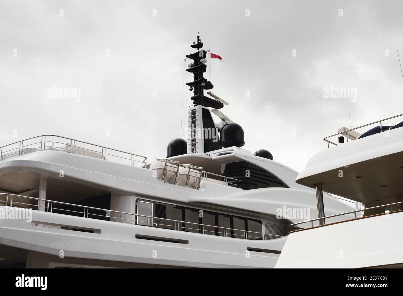Navigazione GPS per yacht, apparecchiature radar e cupole satellitari marine Foto Stock