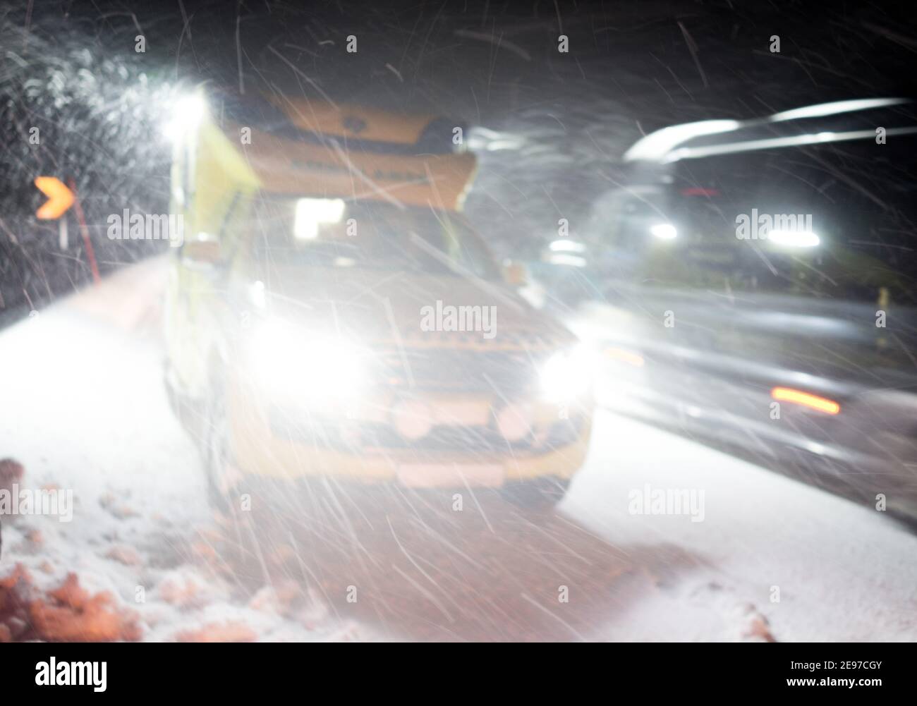 Ambulanza medica auto su strada tempesta invernale Foto Stock