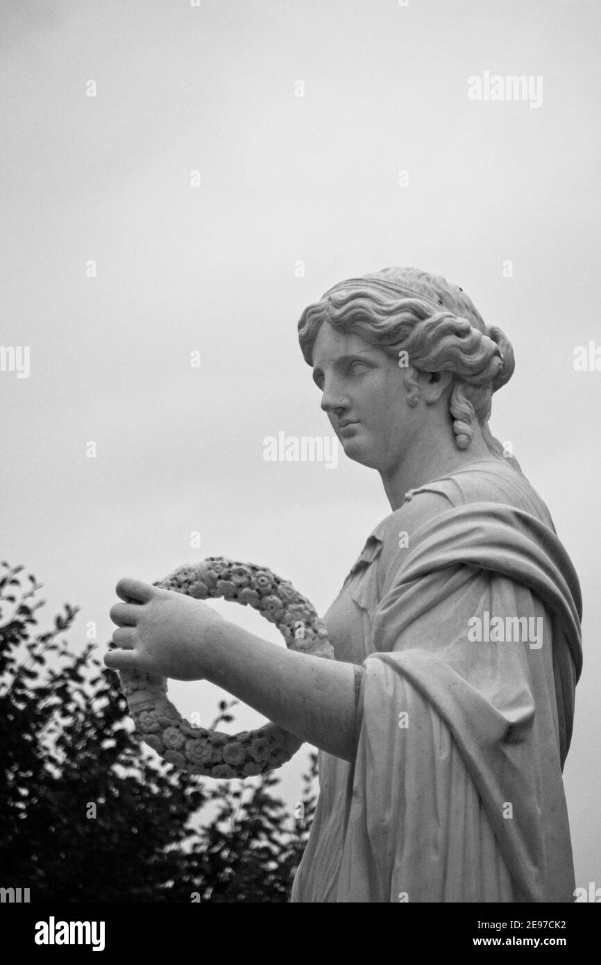 statua di una persona in un giardino Foto Stock