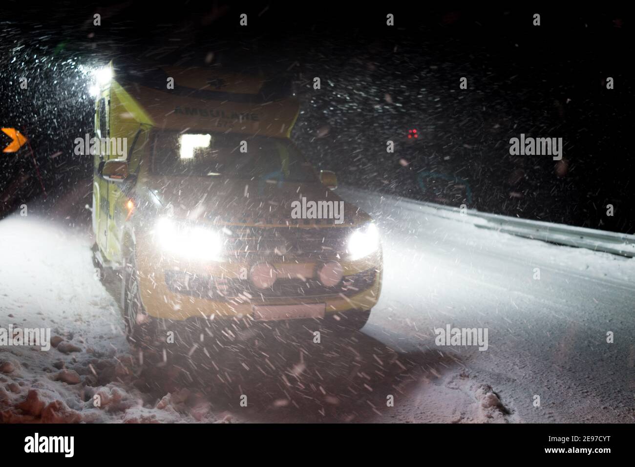Ambulanza medica auto su strada tempesta invernale Foto Stock