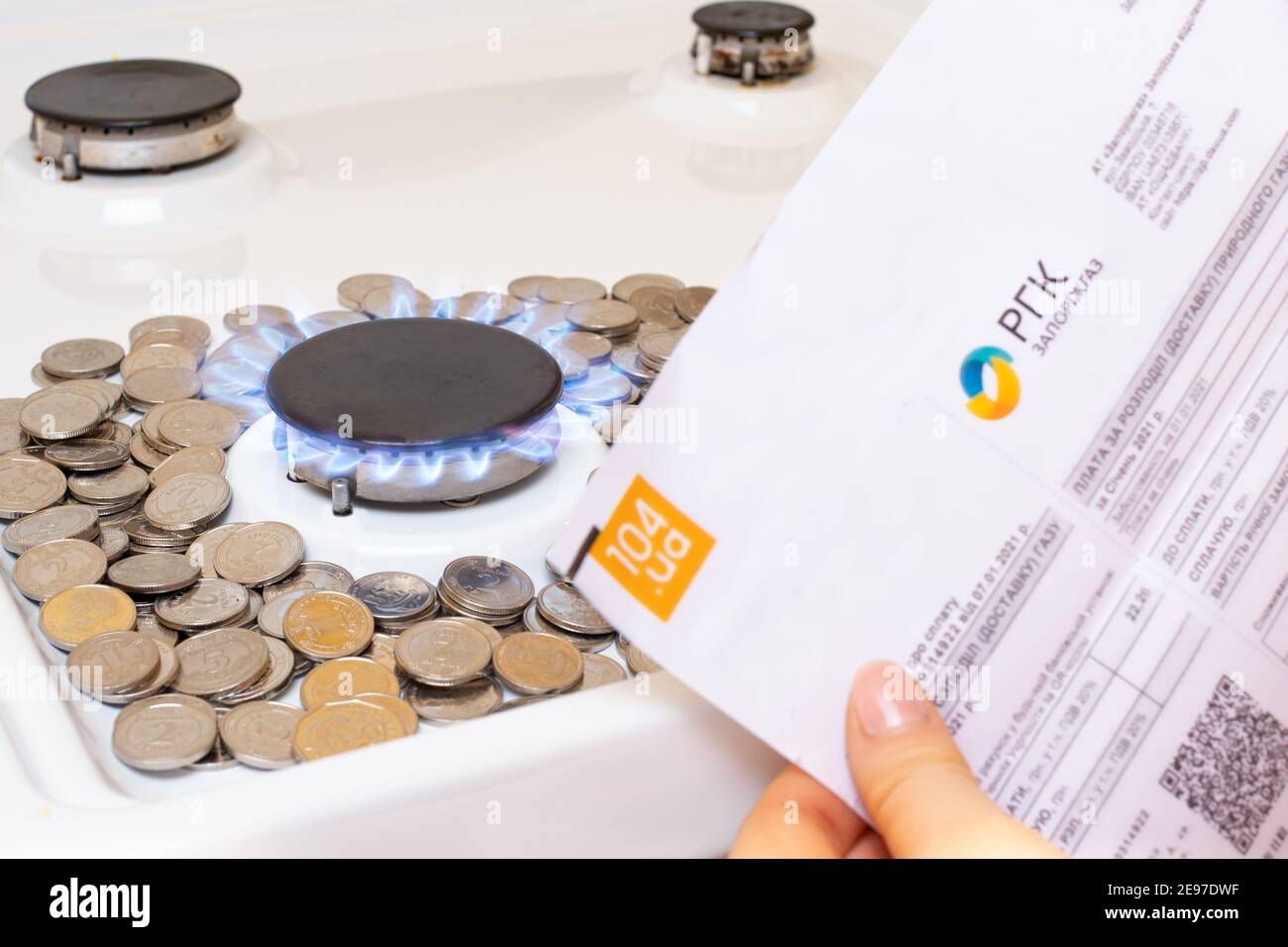 Le hryvnias delle banconote e dell'ordine di pagamento, riceve sullo sfondo del bruciatore a gas e delle monete. Prezzo del gas naturale in Ucraina, aumento del p Foto Stock
