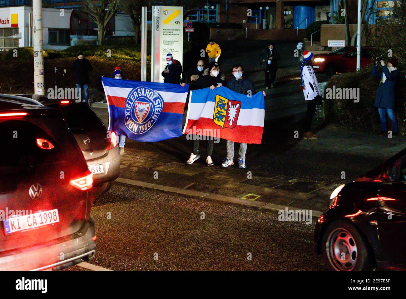 Kiel, Germania. 2 febbraio 2021. Fan di 2. Il team di Bundesliga Holstein Kiel festeggia fuori dallo stadio dopo aver raggiunto le quarti di finale della DFB-Cup. Frank Molter/Alamy Notizie dal vivo Foto Stock