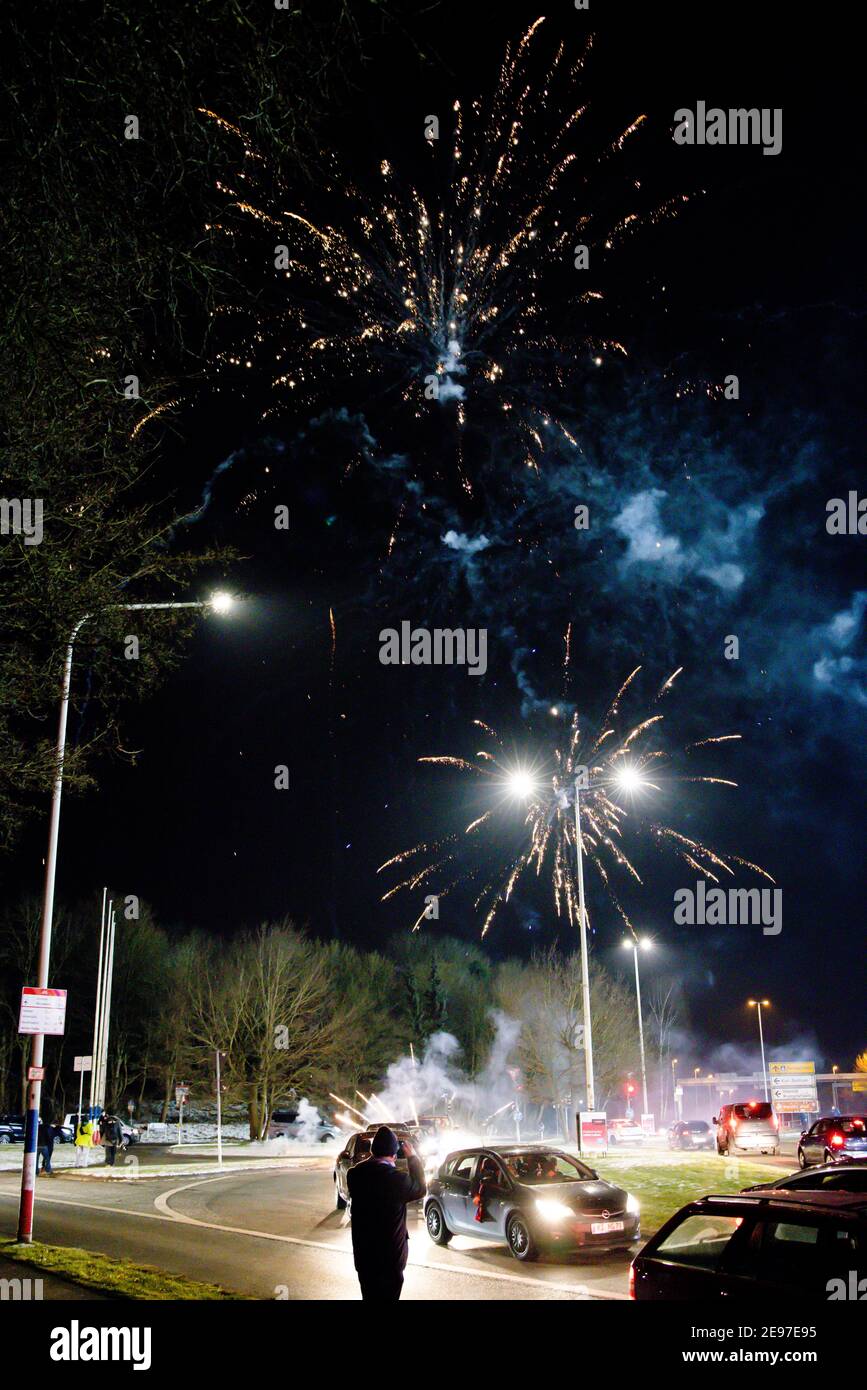 Kiel, Germania. 2 febbraio 2021. Fan di 2. Il team di Bundesliga Holstein Kiel festeggia fuori dallo stadio dopo aver raggiunto le quarti di finale della DFB-Cup. Frank Molter/Alamy Notizie dal vivo Foto Stock