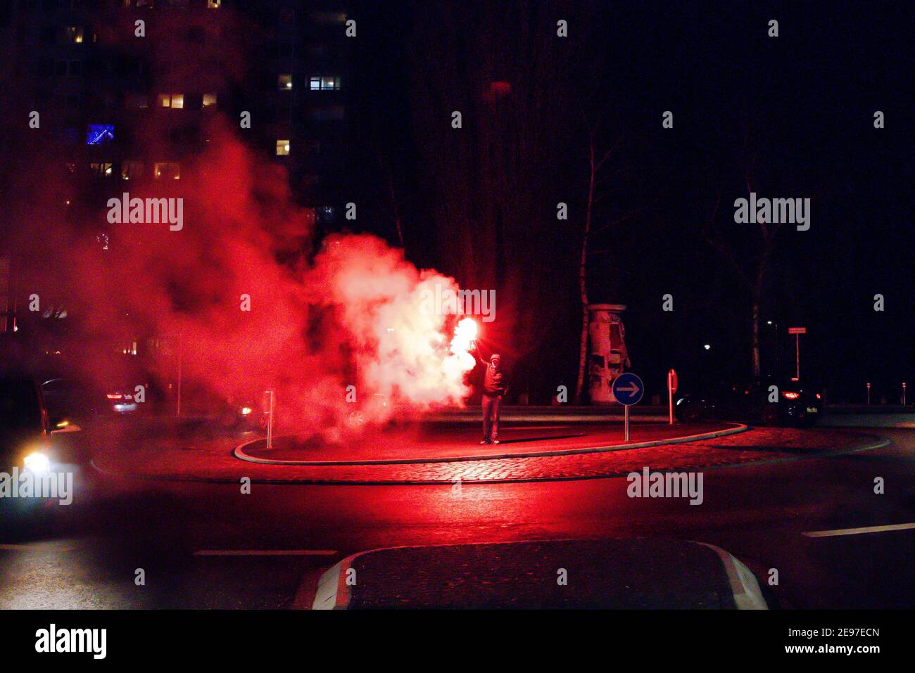 Kiel, Germania. 2 febbraio 2021. Fan di 2. Il team di Bundesliga Holstein Kiel festeggia fuori dallo stadio dopo aver raggiunto le quarti di finale della DFB-Cup. Frank Molter/Alamy Notizie dal vivo Foto Stock