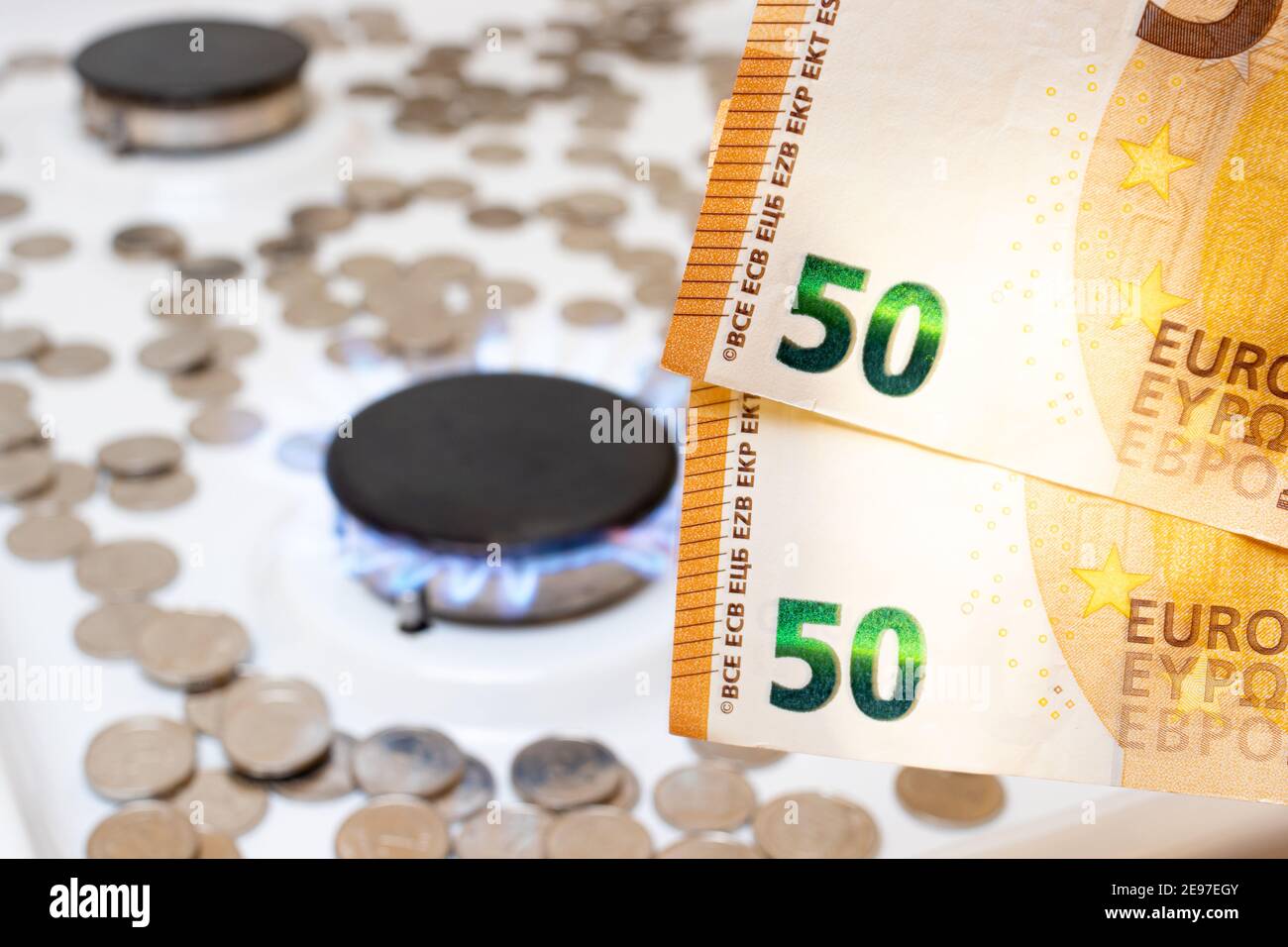 50 euro di bollette e un bruciatore a gas con fuoco. I prezzi del gas naturale e dei servizi pubblici in Europa Foto Stock