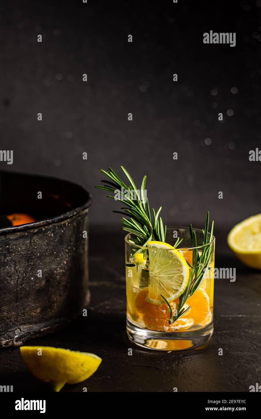 Bevanda tonica agli agrumi con rosmarino. Foto Stock
