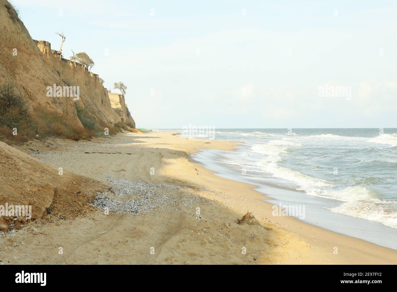 Mare con onde sulla bellissima spiaggia di sabbia Foto Stock