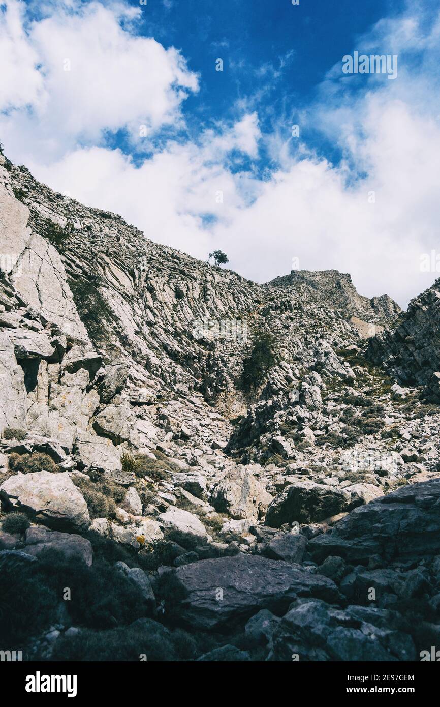 giorno nuvoloso nelle montagne del parco naturale dei porti, a tarragona (spagna). Fotografia tratta da un sentiero del trekking Foto Stock