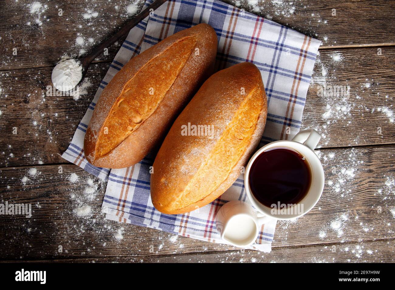 Pane bianco con caffè e latte Foto Stock