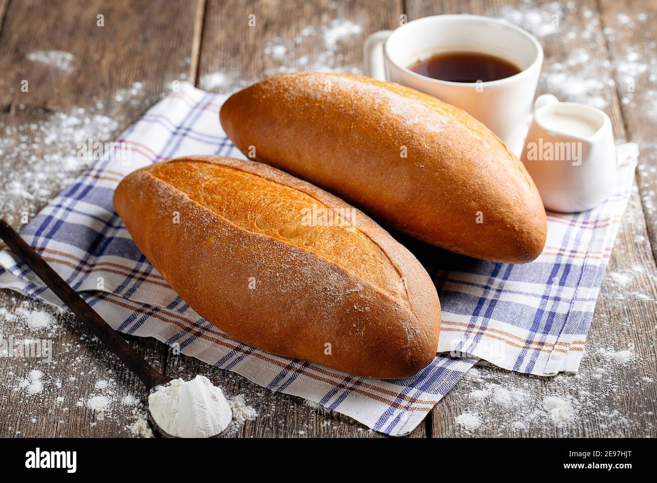 Pane bianco con caffè e latte Foto Stock