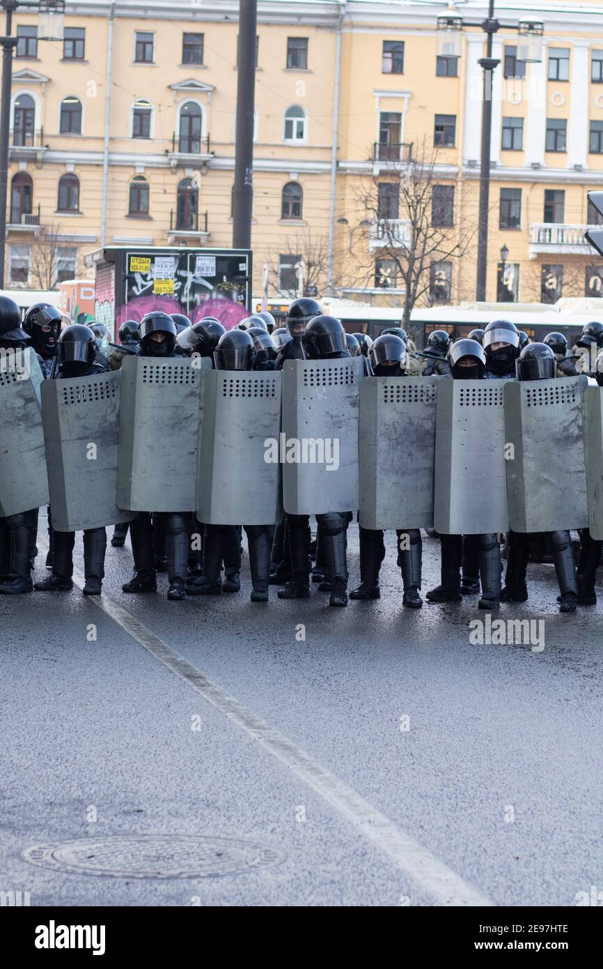 San Pietroburgo, Russia - 31 gennaio 2021: Forze di polizia con scudi che rimangono in linea, editoriale illustrativo Foto Stock