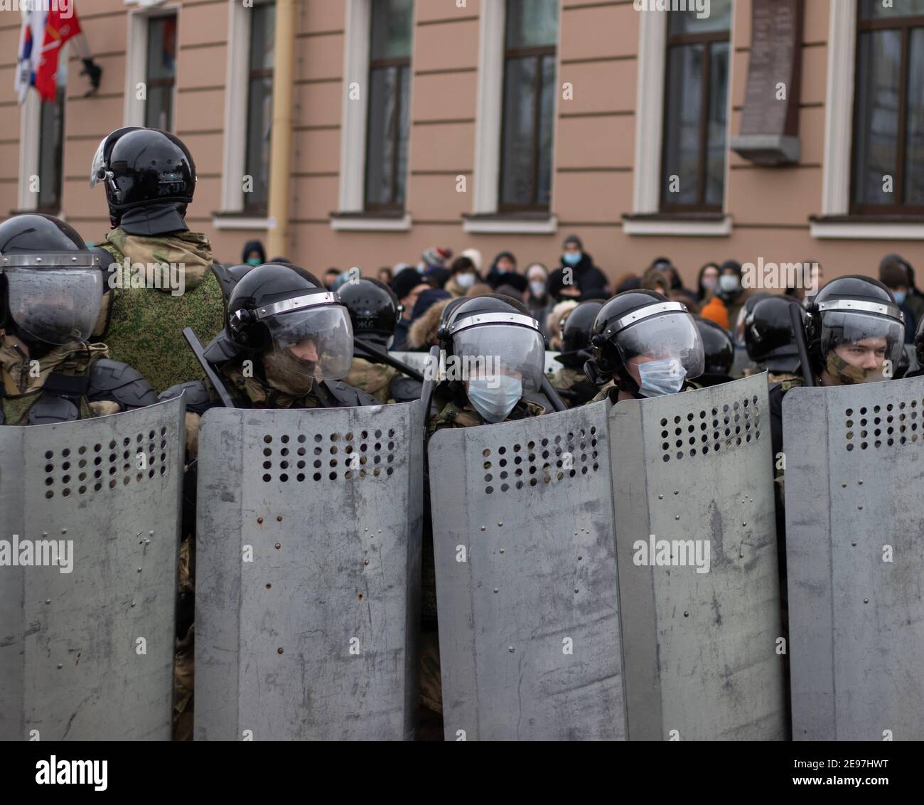 San Pietroburgo, Russia - 31 gennaio 2021: Speciale squadra di polizia in rivolta per strada, editoriale illustrativo Foto Stock