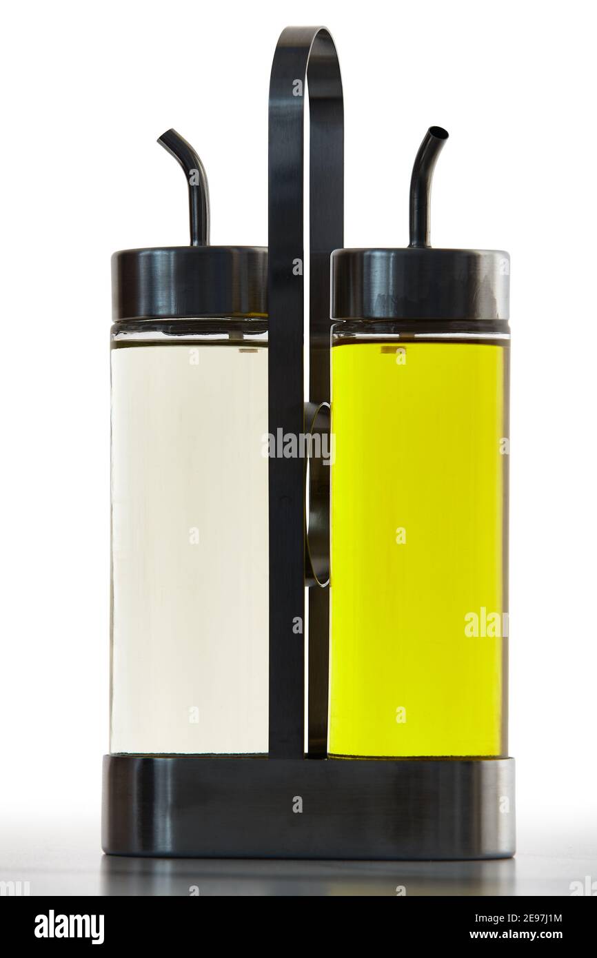 Set di due bottiglie per olio o aceto con beccuccio erogatore in un  supporto metallico Foto stock - Alamy
