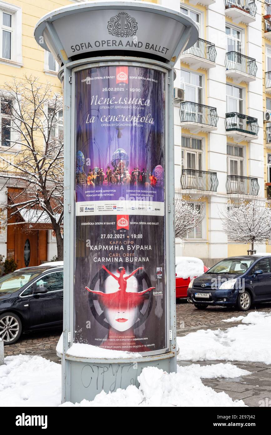 Poster per Carmina Burana su un chiosco con colonne pubblicitarie per L'Opera e il Balletto di Sofia in Bulgaria Europa orientale UE Foto Stock