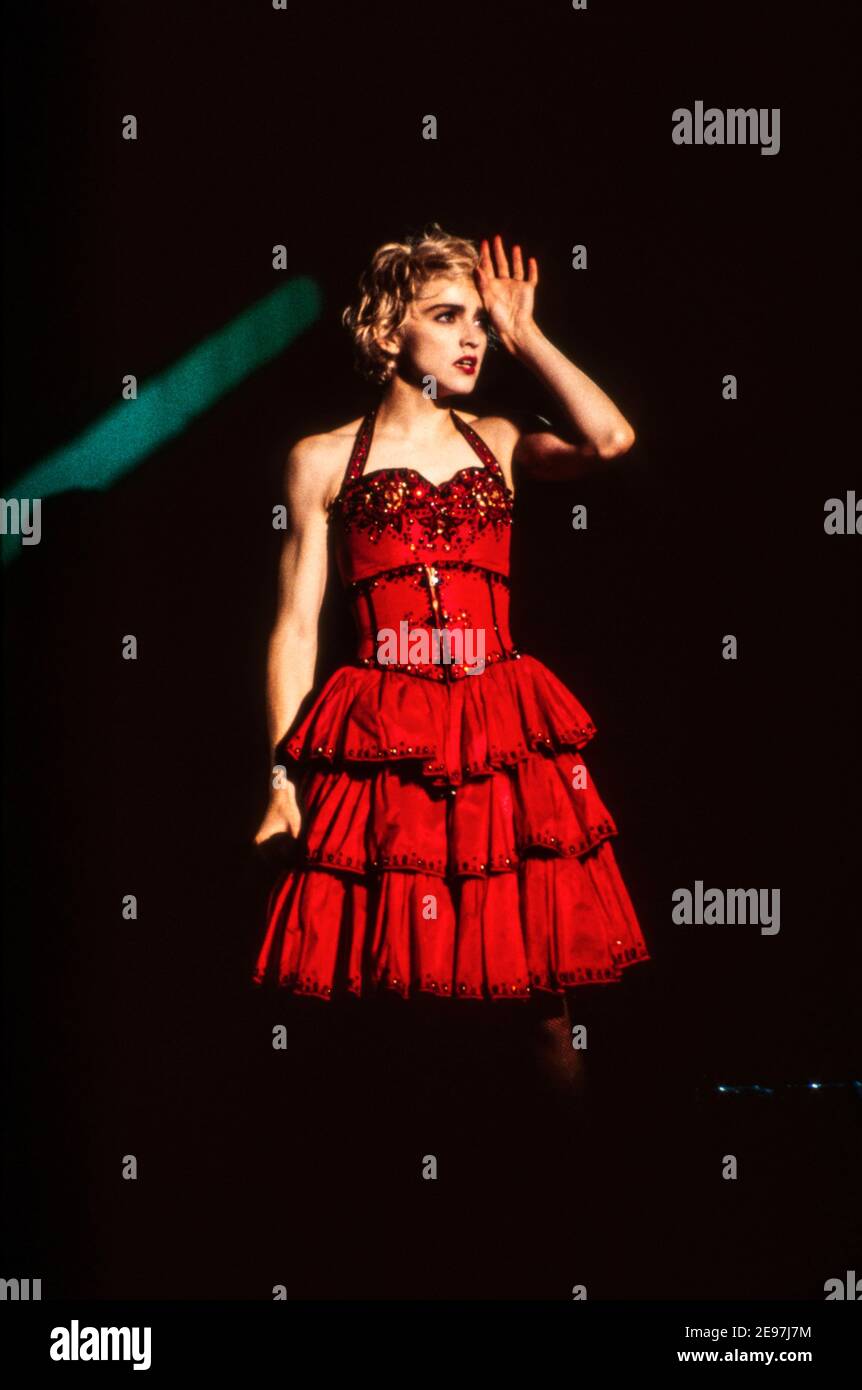 ROTTERDAM, PAESI BASSI - AGOSTO 25,1987: Madonna in diretta sul palco durante il suo tour mondiale "Chi è quella ragazza". Foto Stock