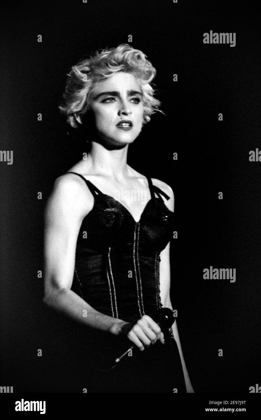 ROTTERDAM, PAESI BASSI - AGOSTO 25,1987: Madonna in diretta sul palco durante il suo tour mondiale "Chi è quella ragazza". Foto Stock