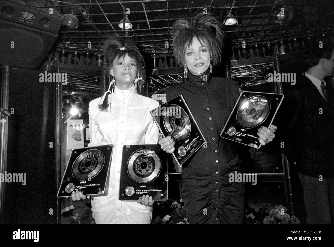 AMSTERDAM, PAESI BASSI - MAR 26,1987: Il duo pop britannico Mel e Kim Appleby. Hanno raggiunto il successo tra il 1986 e il 1988, prima di Melanie, che aveva b Foto Stock