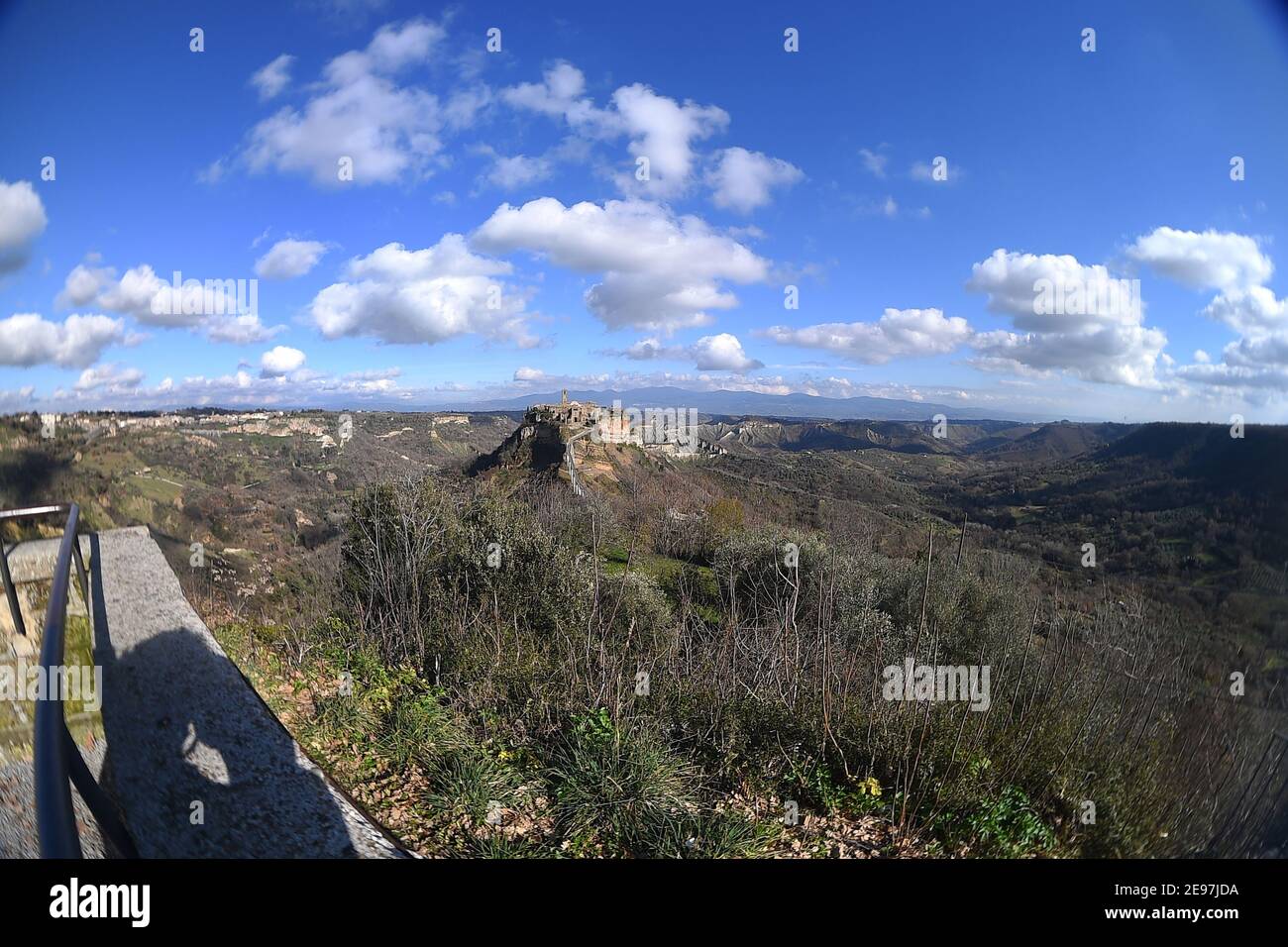 Civita è una frazione di 11 abitanti del comune di Bagnoregio, in provincia di Viterbo, in Lazio, parte dei borghi più belli d'Italia, ogni anno affonda di più e Civita di Bagnoregio è stata soprannominata anche la città che muore. Per questo motivo il paese è stato classificato dall'UNESCO come Patrimonio dell'Umanità per il 2022, per il suo paesaggio culturale di straordinaria importanza Civita è una frazione di 11 abitanti nel comune di Bagnoregio, in provincia di Viterbo, in Lazio, Parte dei più bei villaggi d'Italia, ogni anno affonda di più e Civita di Bagnoreg Foto Stock