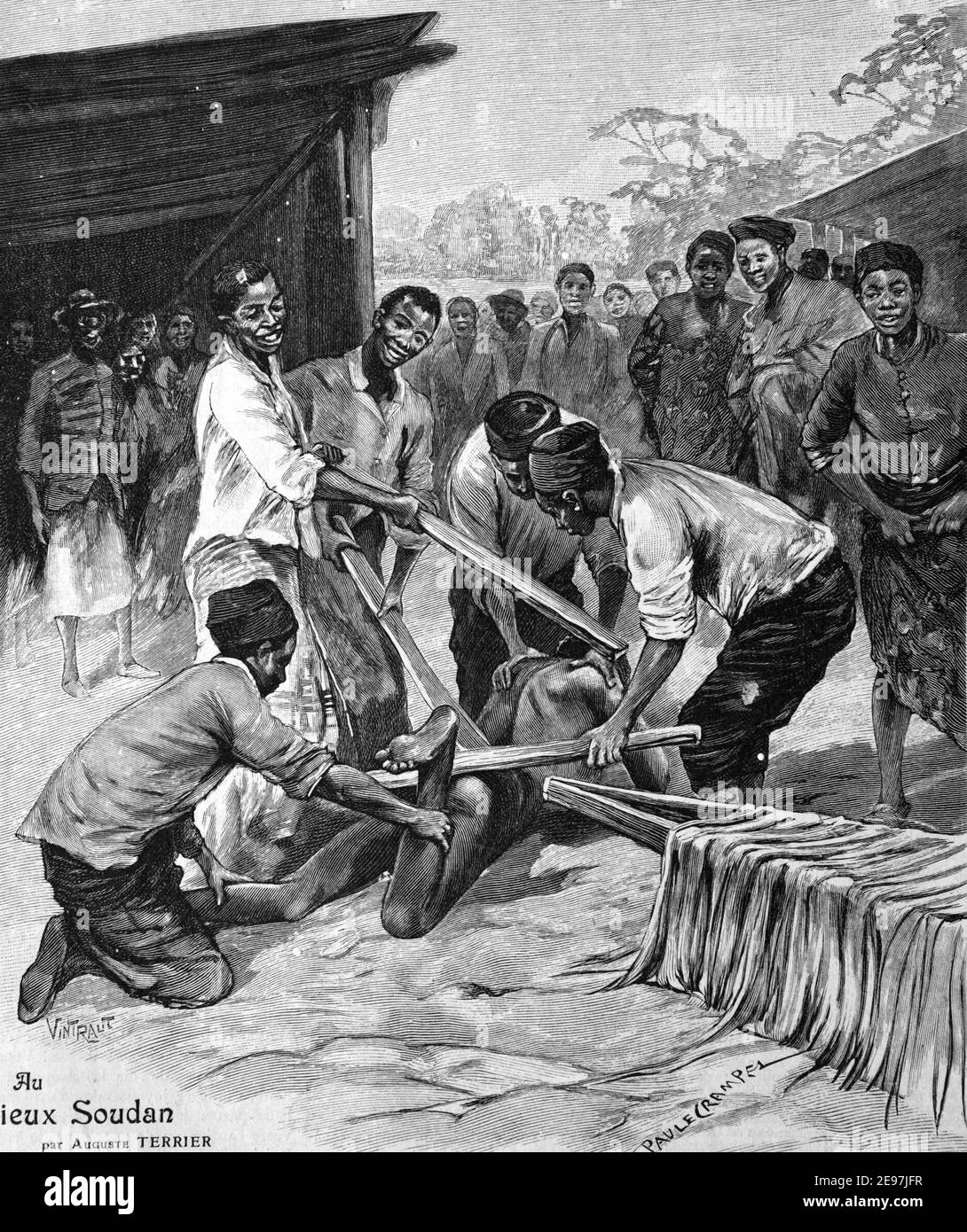 La folla si riunisce per osservare l'umiliazione pubblica, la punizione o la battitura con Planks Sudan 1911 Vintage Illustration o Engraving Foto Stock