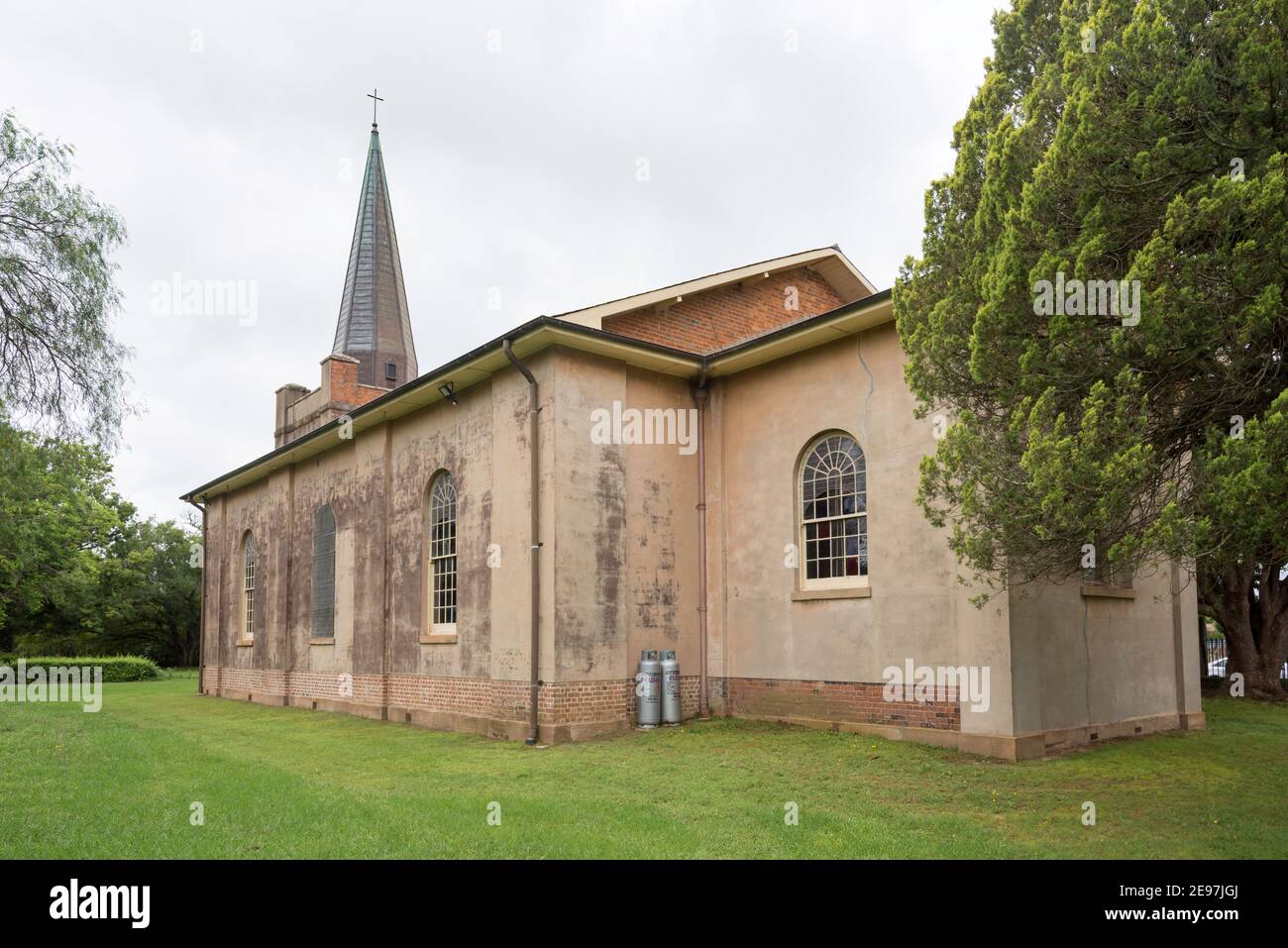 Una vista posteriore della chiesa anglicana di St Peters 1837-1841 a Richmond, New South Wales, Australia Foto Stock