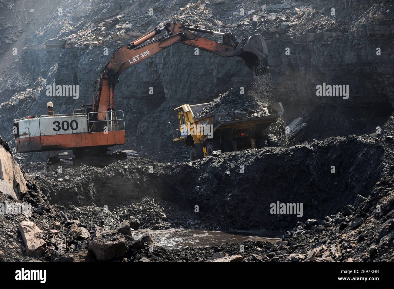 INDIA Dhanbad, estrazione di carbone a getto aperto di BCCL Ltd una società di CARBONE INDIA , L&T digger e grande dumper BEML / INDIEN Dhanbad , offener Kohle Tagebau von BCCL Ltd. Ein Tochterunternehmen von Coal India Foto Stock