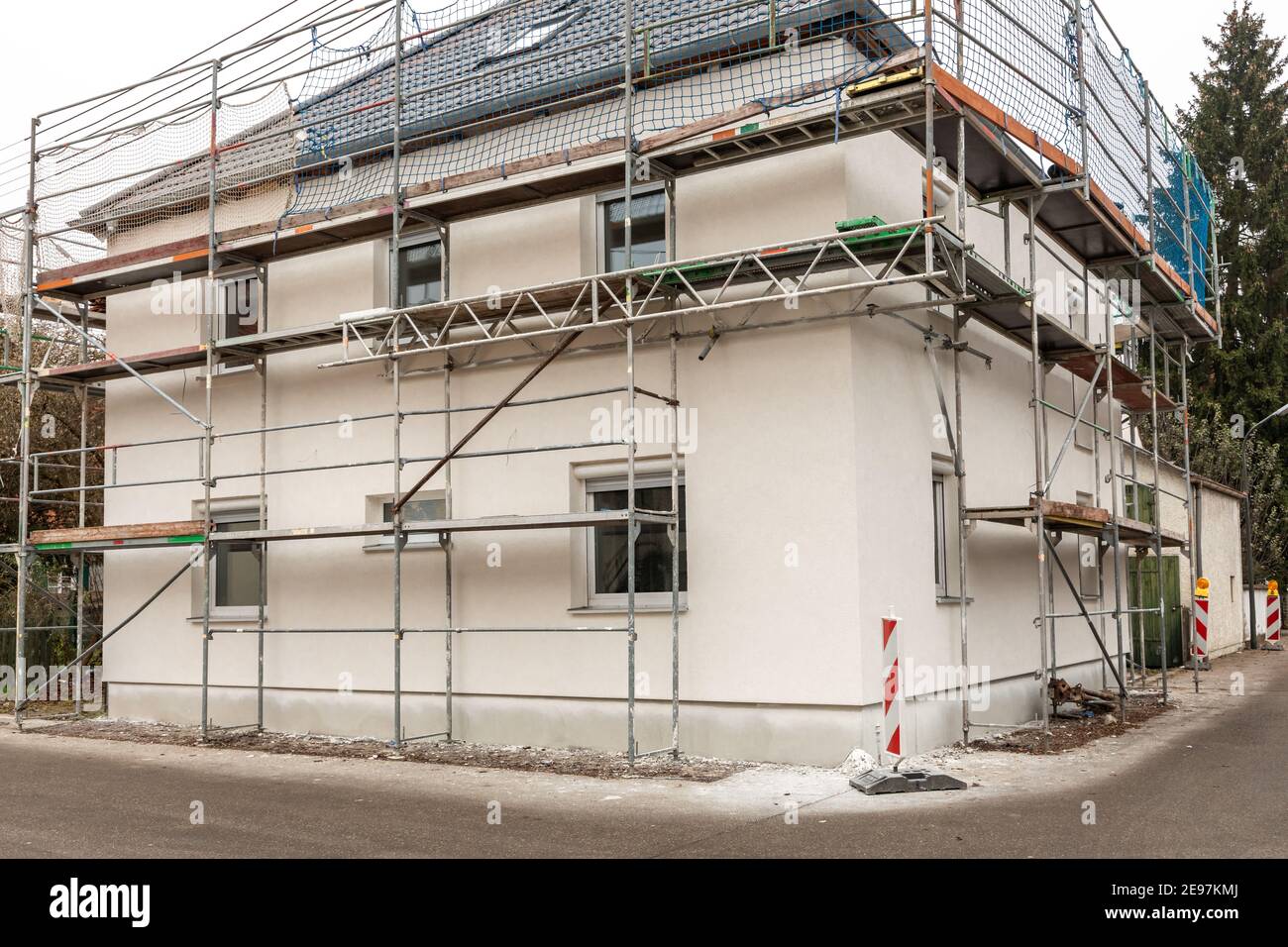 Impalcatura su una casa ristrutturata Foto Stock