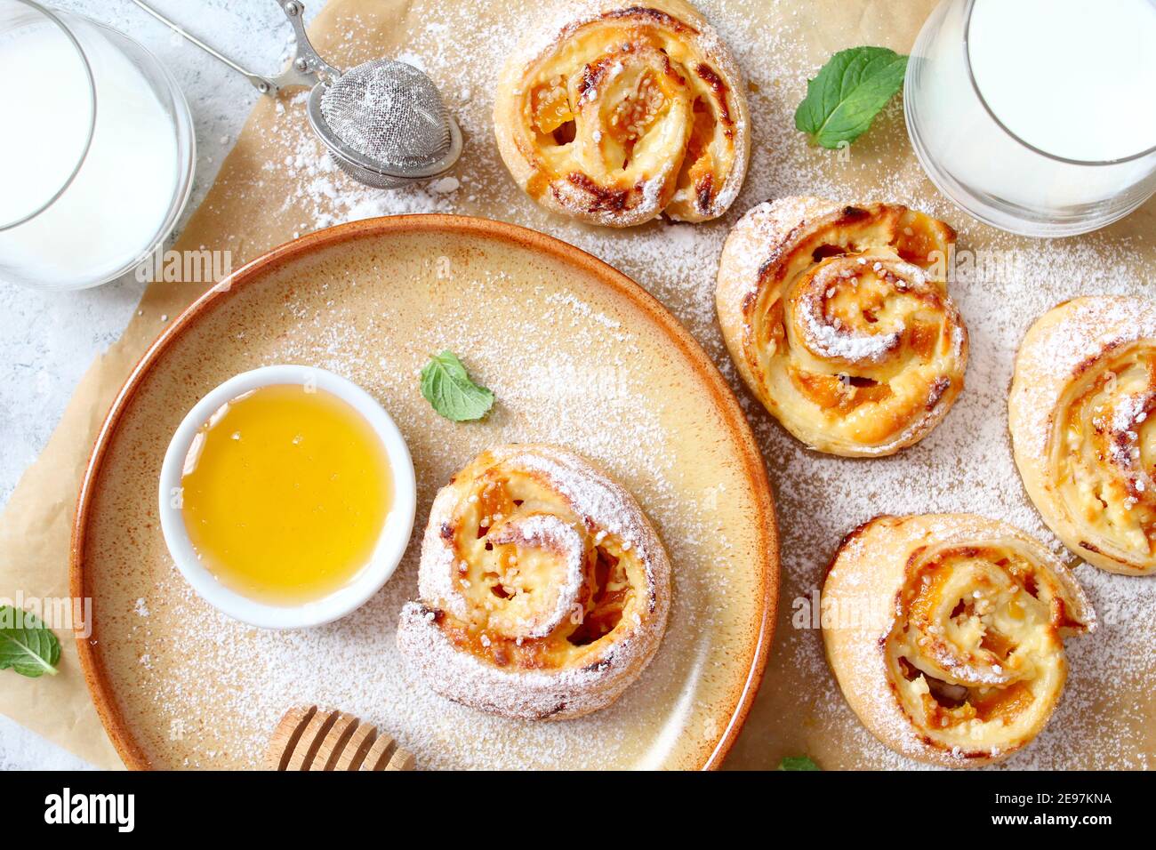 Un dolce rotolo di pasta sfoglia per spuntini e colazione per adulti e bambini. Cibo sano. Vista dall'alto. Foto Stock