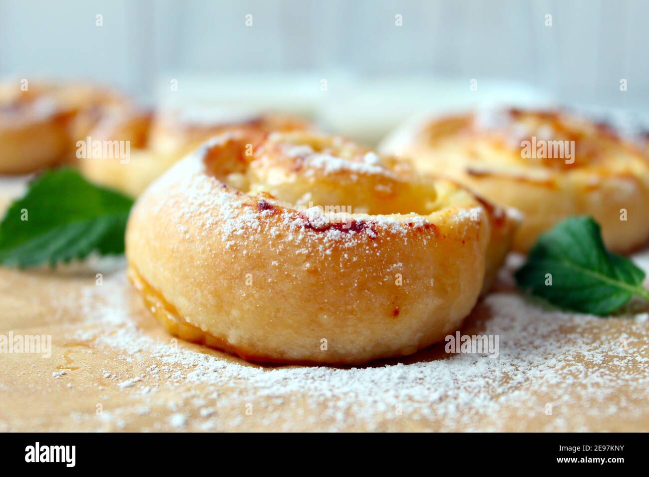 Un dolce rotolo di pasta sfoglia per spuntini e colazione per adulti e bambini. Cibo sano. Vista dall'alto. Foto Stock