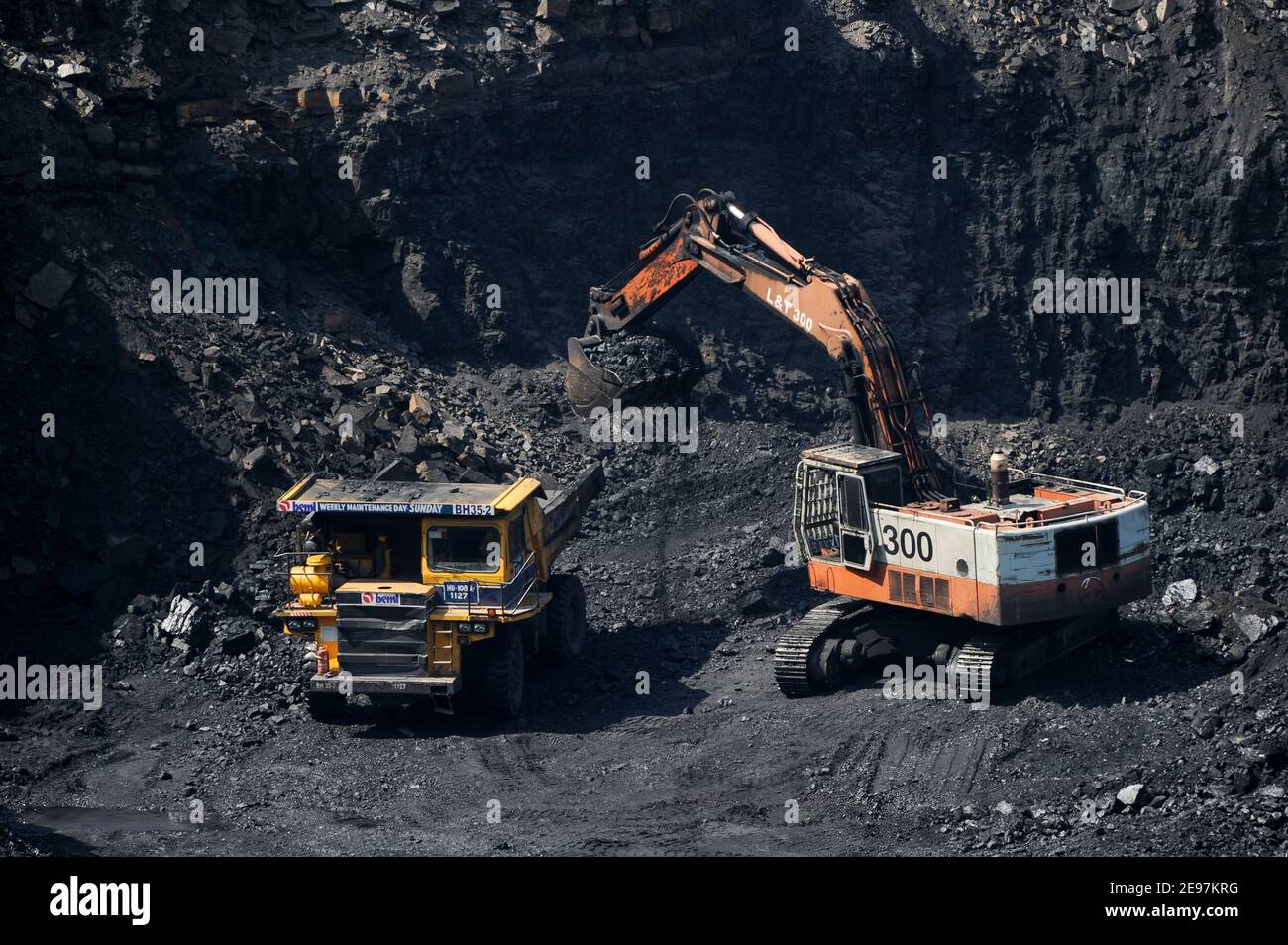 INDIA Dhanbad, estrazione di carbone a getto aperto di BCCL Ltd una società di CARBONE INDIA , L&T digger e grande dumper BEML / INDIEN Dhanbad , offener Kohle Tagebau von BCCL Ltd. Ein Tochterunternehmen von Coal India Foto Stock