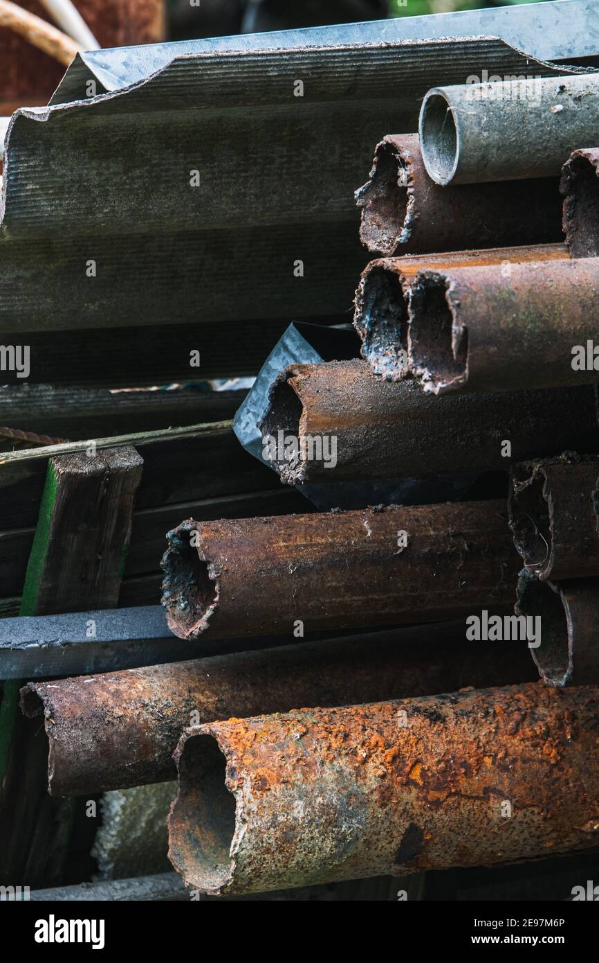Tubi in acciaio resistente con ruggine nel palo. Foto Stock