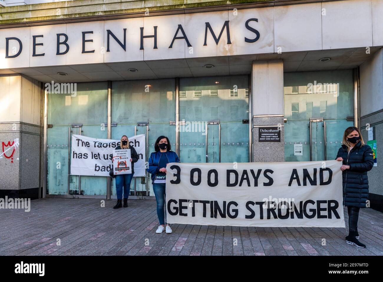 Cork, Irlanda. 3 Feb 2021. Ex-Debenhams lavoratori sono stati attualmente decapaggio Debenhams negozi per 300 giorni. I lavoratori di Cork hanno tenuto una piccola protesta, a causa di Covid-19, fuori dal negozio di Patrick Street questa mattina per segnare la pietra miliare. Cork Shop Steward Valerie Conlon dice che non c'è ancora alcun segno di risoluzione. Credit: AG News/Alamy Live News Foto Stock