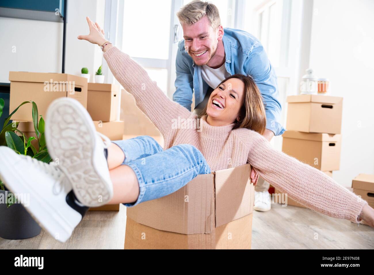 Marito e moglie si spostano in una nuova casa - giovane coppia appena spostato in un nuovo appartamento - persone e concetto di rilocazione. Foto Stock