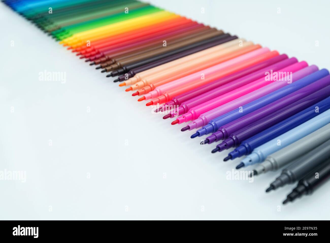 Set di penne multicolore con punta in feltro per disegnare e creare. Disegno e colorazione. Marcatori per ufficio Foto Stock