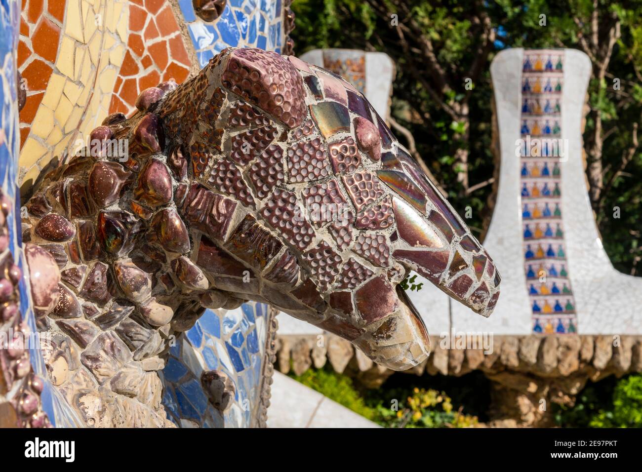 Fontana con la testa del serpente, Park Guell, Barcellona, Catalogna, Spagna Foto Stock