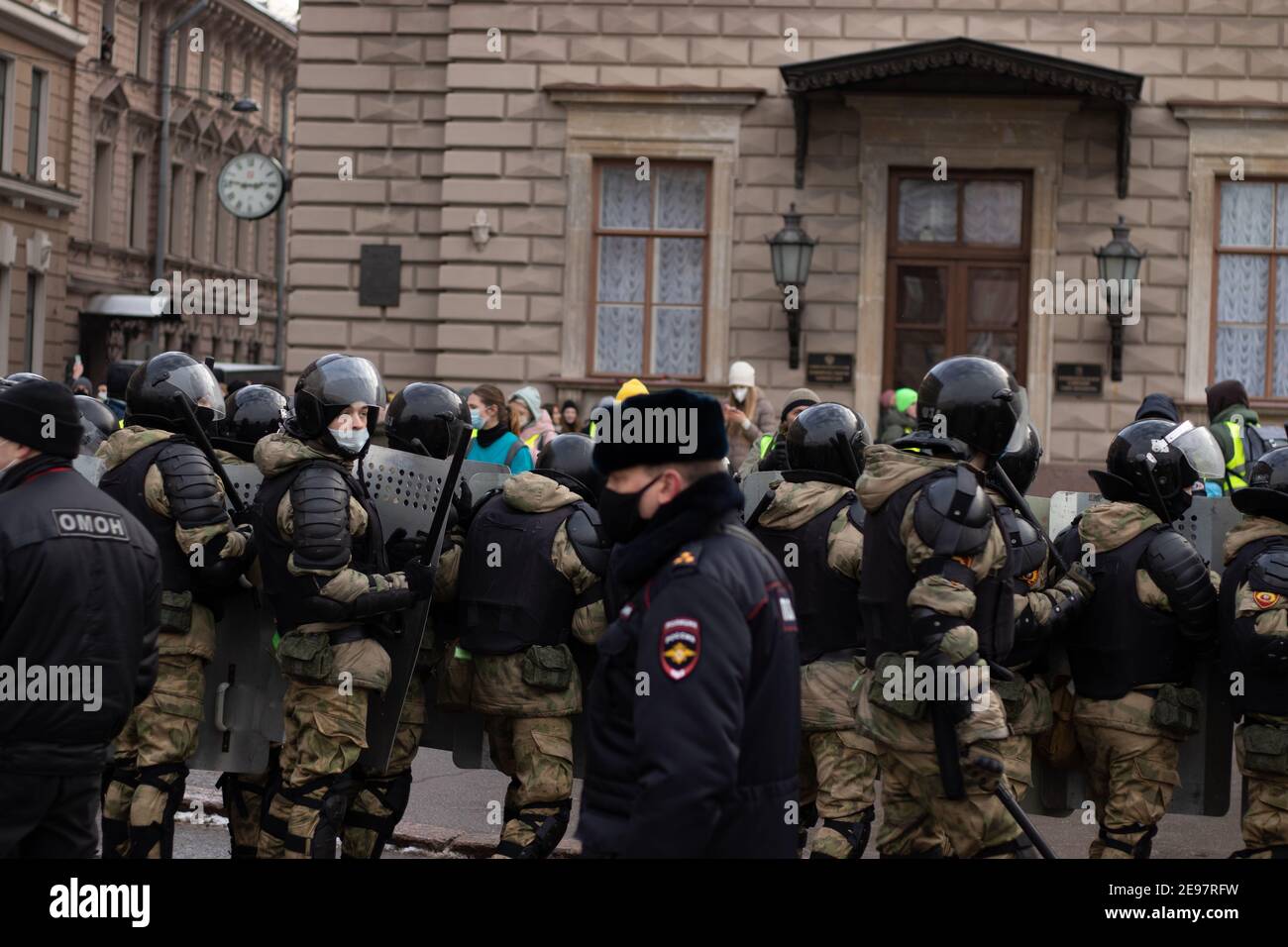 San Pietroburgo, Russia - 31 gennaio 2021: Squadra militare di strada, gruppo di polizia in armatura completa con arma, editoriale illustrativo. Foto Stock