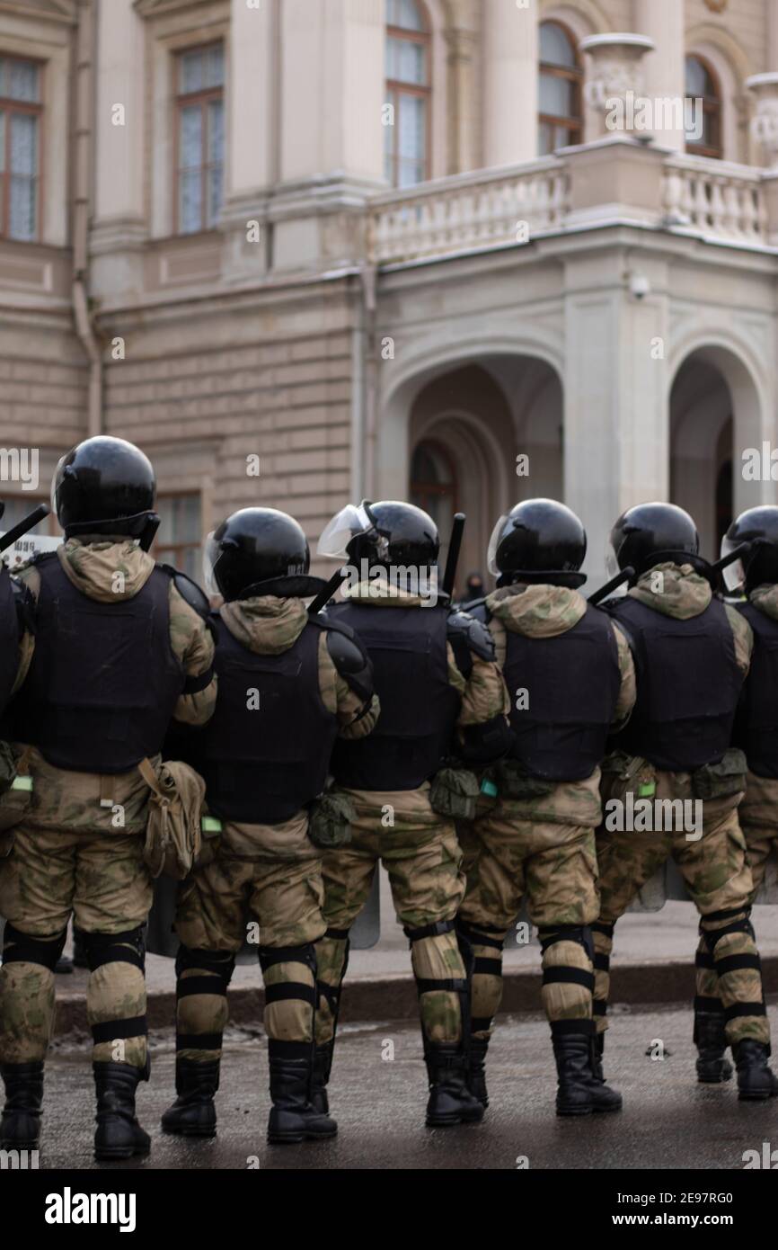 San Pietroburgo, Russia - 31 gennaio 2021: Squadra militare in strada, protesta in Russia. Polizia di Riot, editoriale illustrativo Foto Stock