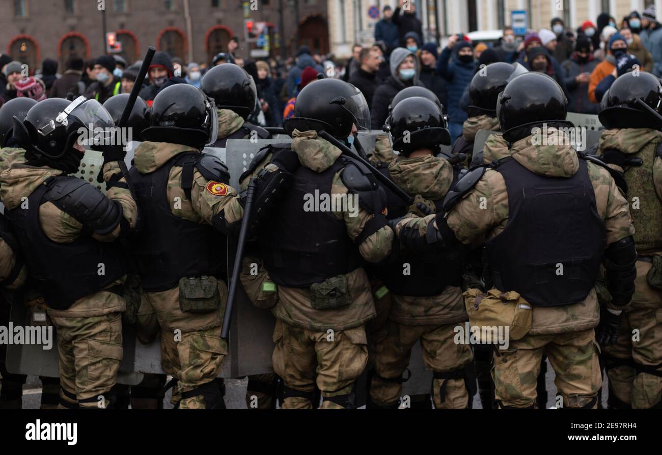 San Pietroburgo, Russia - 31 gennaio 2021: Forze di polizia armate per strada, squadra militare. marcia di protesta, editoriale illustrativo Foto Stock