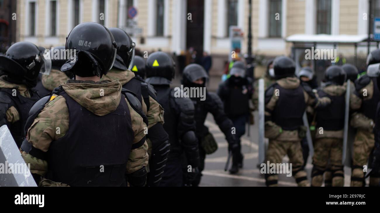 San Pietroburgo, Russia - 31 gennaio 2021: Esercito e polizia in strada, manifestazione di protesta, editoriale illustrativo Foto Stock