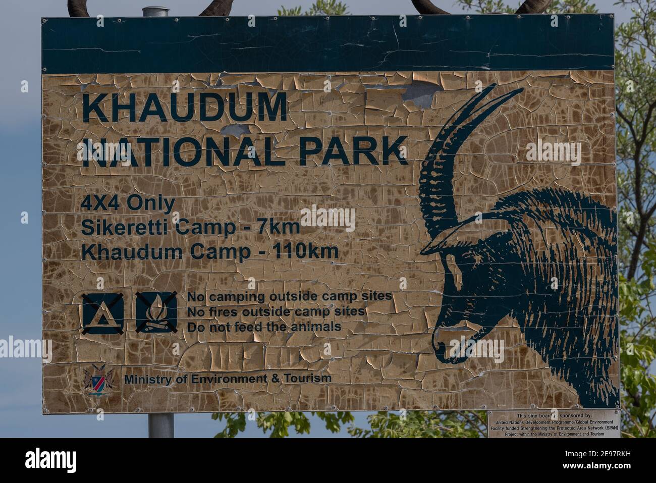 Il cartello d'ingresso del Parco Nazionale di Khaudum, Namibia Foto Stock