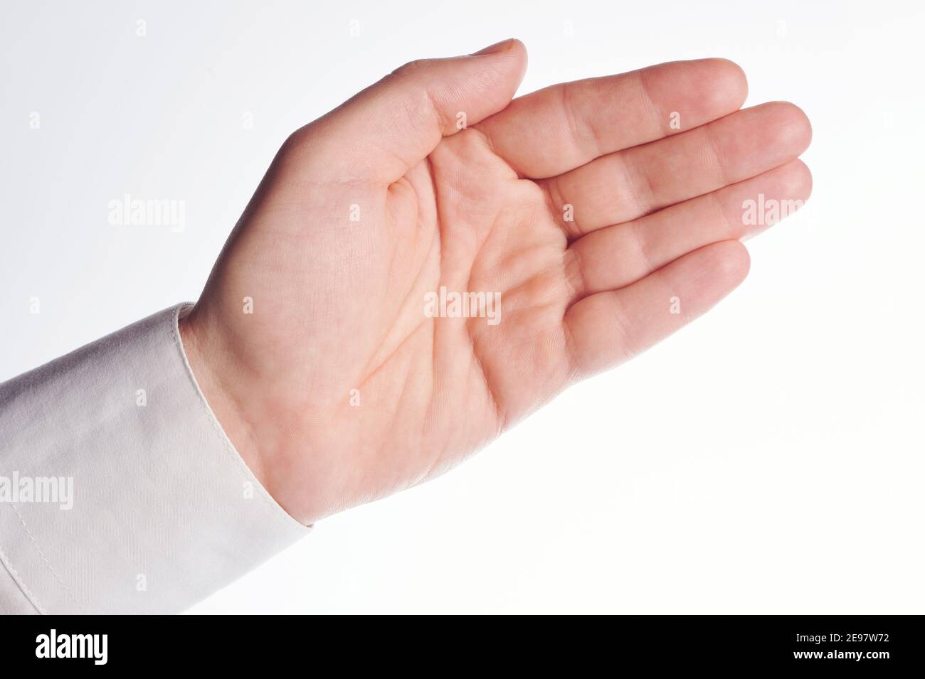 Apri il palmo della mano in una camicia bianca macro isolata primo piano visualizza Foto Stock