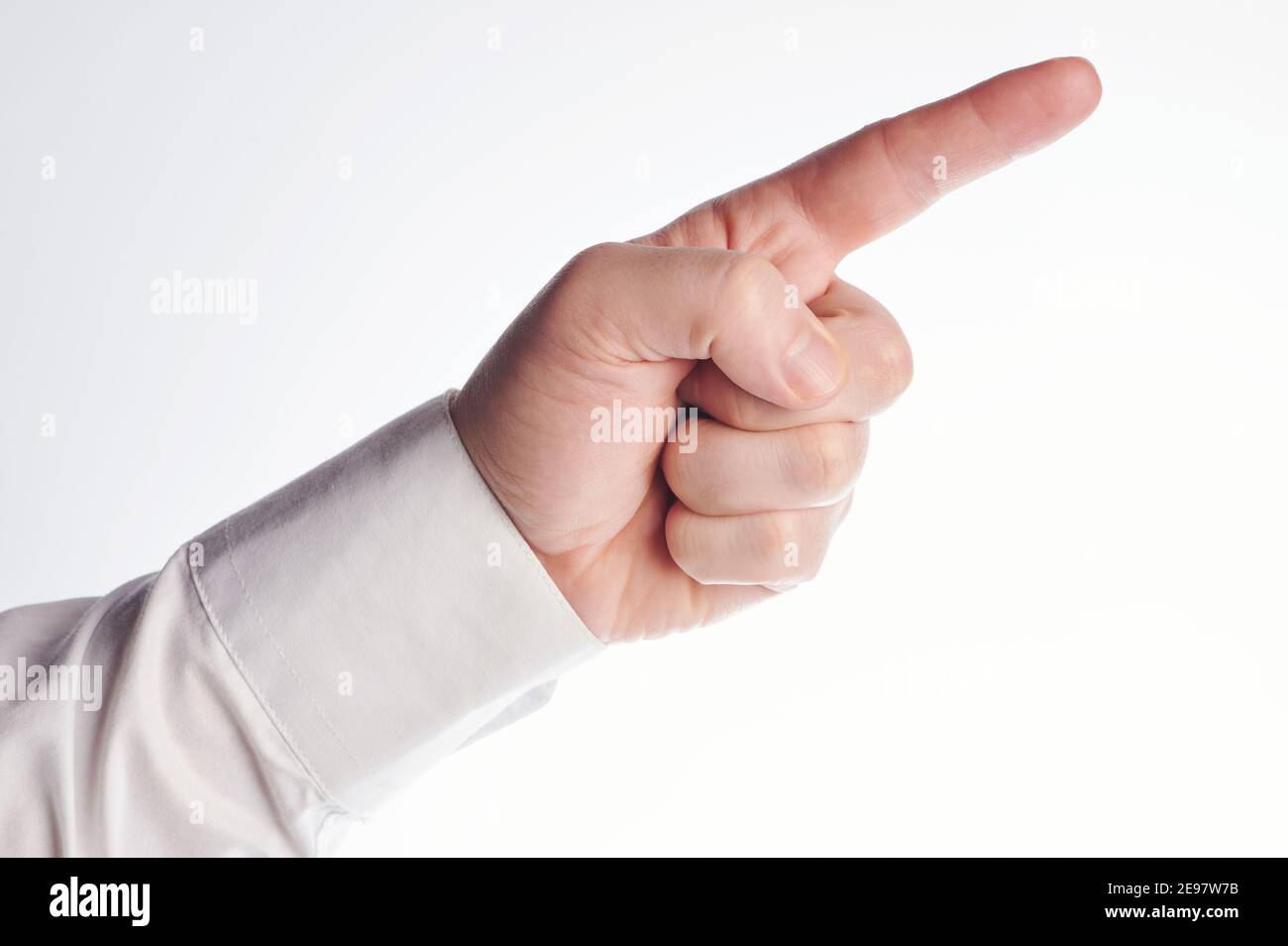 Un dito in mano con una camicia bianca isolata sfondo studio Foto Stock